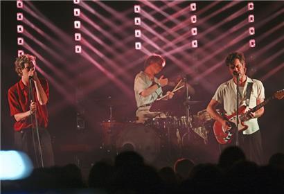 Le rock indé funky, dansant et électrifiant de Balthazar, quelque part entre les Arctic Monkeys et Portugal The Man sut convaincre mardi soir à la Rockhal

