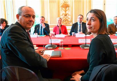 Le secrétaire général de la CFDT, Laurent Berger (g.), et la nouvelle secrétaire générale de la CGT, Sophie Binet, en réunion avec la première ministre Elisabeth Borne hier à Matignon
