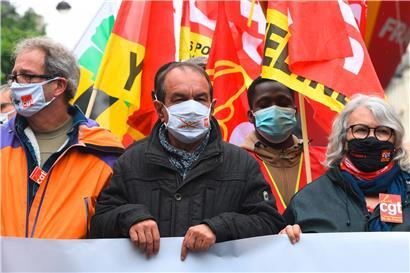 Le secrétaire général de la CGT, Philippe Martinez (m.), à la tête du cortège le 1er mai à Paris
