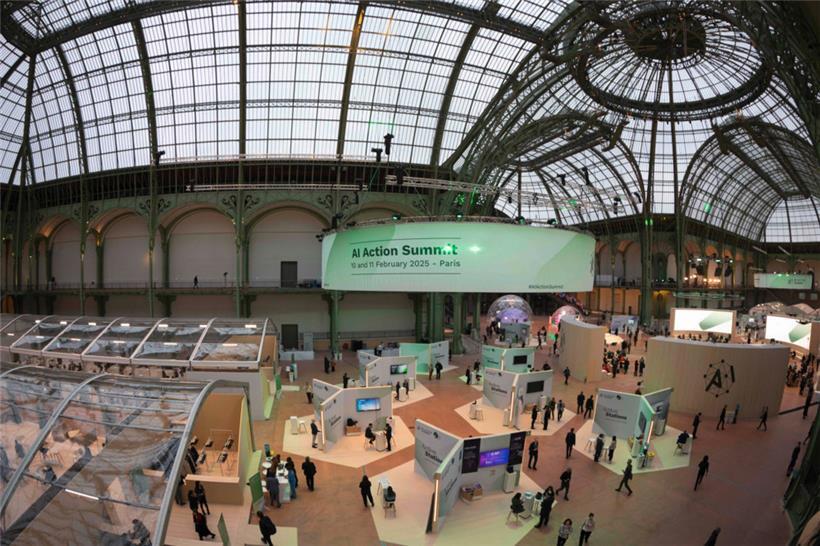 Le sommet sur l’Intelligence artificielle se déroule sous l’immense verrière du Grand-Palais 
