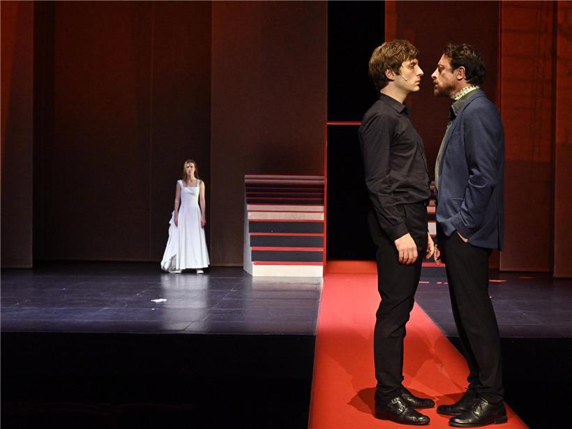 Theaterszene im Théâtre d’Esch mit historischer XIXe Jahrhundert Aufführung und moderner Interpretation