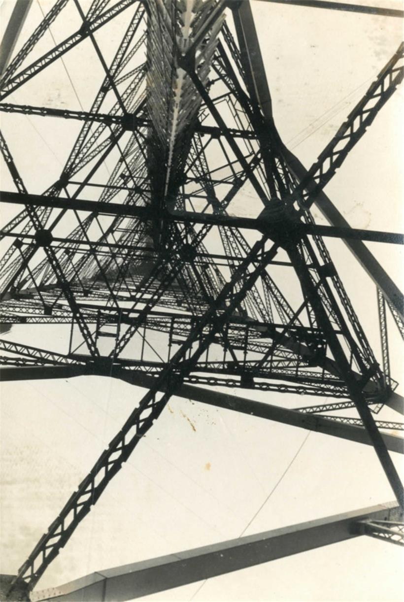 Le travail de l’homme à l’usine et comme ailleurs. Atteindre le ciel.
