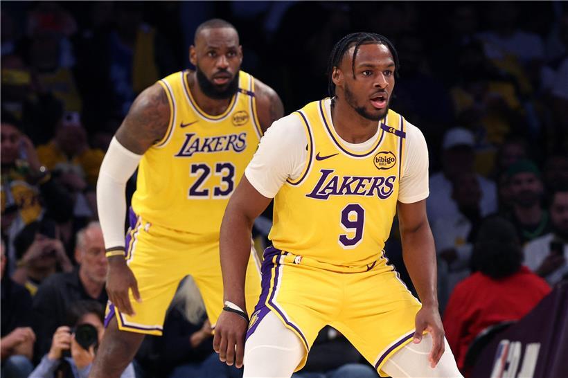 LeBron James und sein 19 Jahre jüngerer Sohn Bronny (l.)
