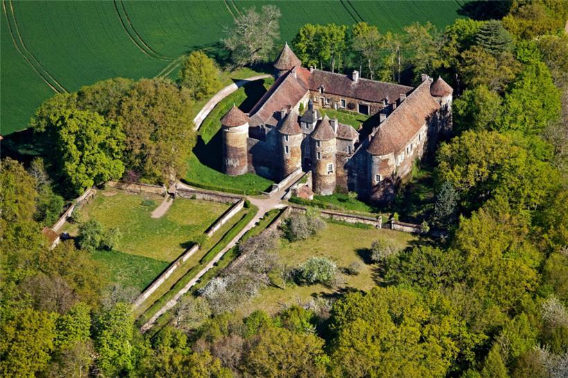 Le Château de Ratilly situé dans le département de l’Yonne
