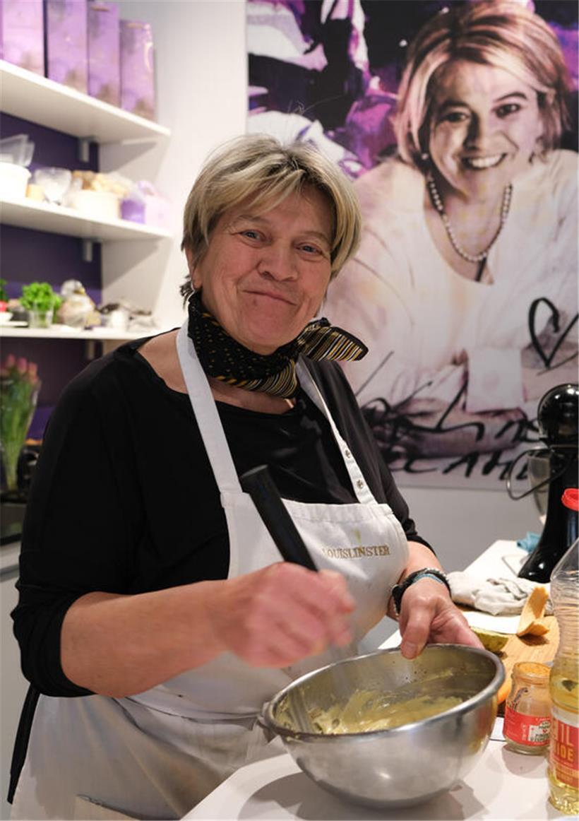 Léa Linster, berühmte luxemburgische Köchin, in professioneller Küchenumgebung beim Kochen