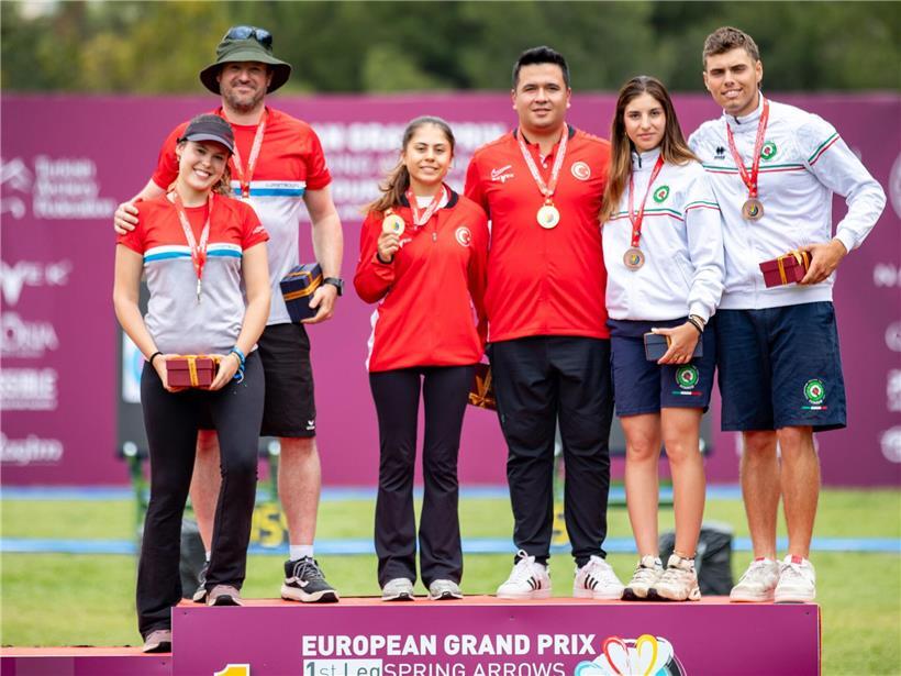 Lea Tonus und Gilles Seywert überraschen beim Freiluft-Saisonauftakt in Antalya mit sommerlicher Stimmung