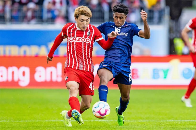 Leandro Barreiro (Mainz 05) im Duell mit dem Freiburger Ritsu Doan (l.) 
