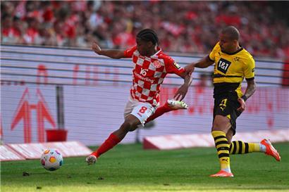 Leandro Barreiro (l.) hat seinen Wechsel nach Portugal noch nicht offiziell bestätigt – der Klassenerhalt hat Vorrang
