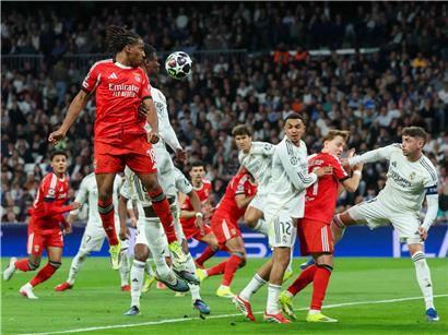 Leandro Barreiro Kopfball Versuch nach Ecke in der fünften Spielminute beim Fußballspiel