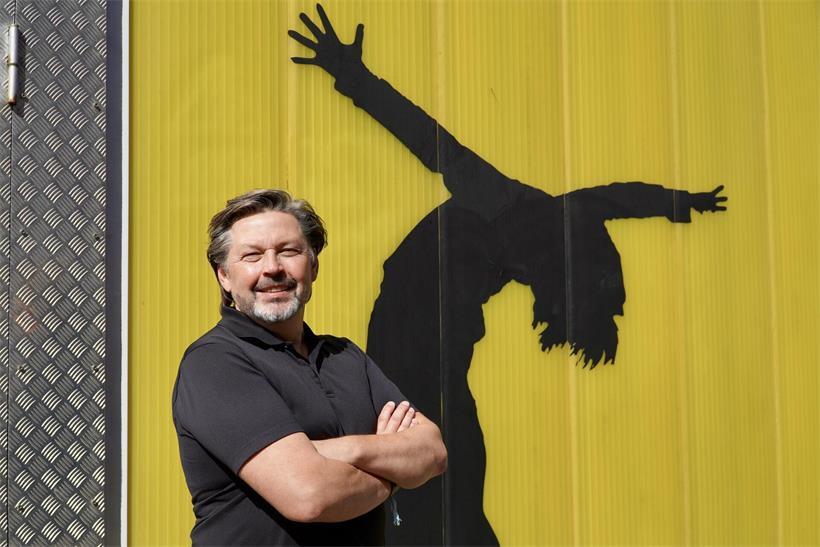 Lebendiger Ort der Diversität: Bernard Baumgarten, der künstlerische Leiter des TROIS C-L | Maison pour la danse, vor der markanten gelben Fassade der Banannefabrik. Die Einrichtung kündigt für die neue Spielzeit ein vielfältiges Programm im Zeichen der künstlerischen Widerstandskraft an