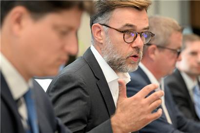 L’économie du partage est une „nécessité“. Elle n’est pas pour autant la „solution miracle“, a expliqué le ministre de l’Économie, Franz Fayot.
