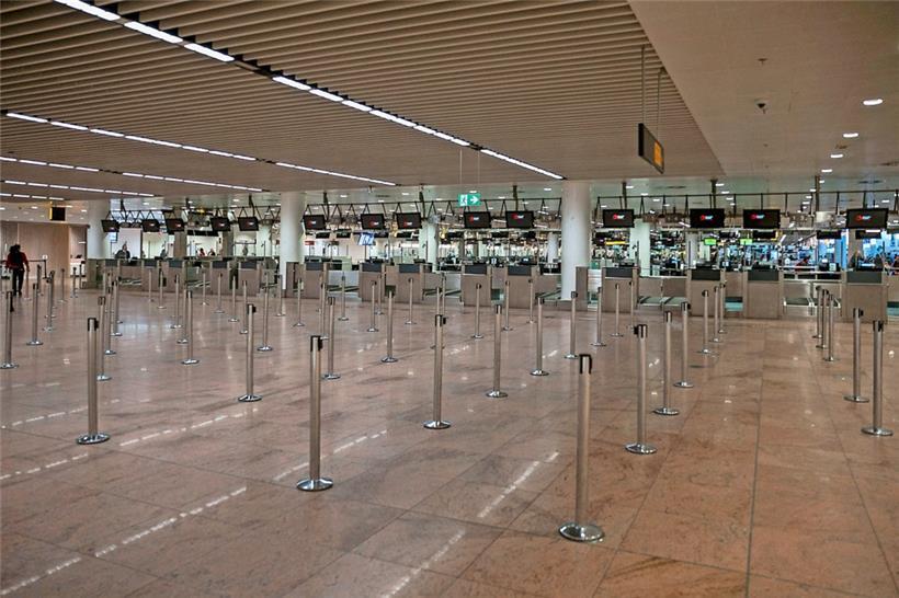 Leere Abfertigungshalle am Brüsseler Flughafen: Der Flug- wie auch der Bahnverkehr wurden gestern in Belgien weitgehend lahmgelegt
