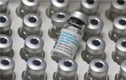 Leere Ampullen mit dem Impfstoff von Bavarian Nordic (Imvanex/Jynneos) gegen Affenpocken
