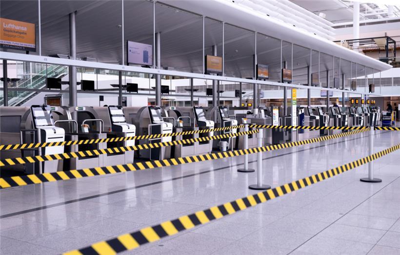 Leere Check-In-Schalter der Lufthansa sind am Flughafen München zu sehen

