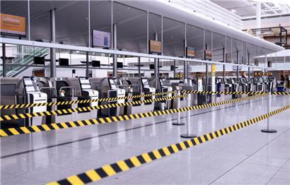 Leere Check-In-Schalter der Lufthansa sind am Flughafen München zu sehen
