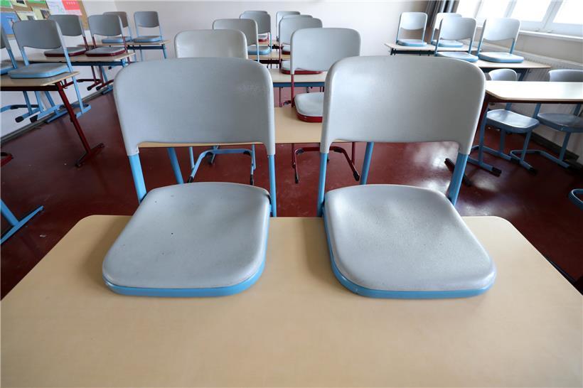 Leere Schulbänke lassen es erahnen: Die Sommerferien stehen in den Startlöchern
