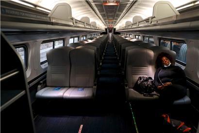 Leere Sitze in den öffentlichen Transportmitteln, hier Baltimore, kennzeichnen die Lage in den USA.
