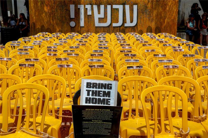 Leere Stühle als Teil einer Installation während einer Demonstration von Müttern und Verwandten von Israelis, die seit den Anschlägen vom 7. Oktober von militanten Palästinensern im Gazastreifen als Geiseln gehalten werden
