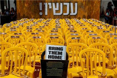 Leere Stühle als Teil einer Installation während einer Demonstration von Müttern und Verwandten von Israelis, die seit den Anschlägen vom 7. Oktober von militanten Palästinensern im Gazastreifen als Geiseln gehalten werden
