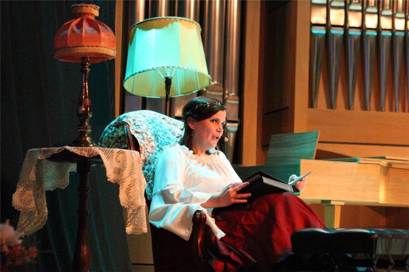 Lehrer des Konservatoriums, wie Sharon André, führen durch Musik und Erzählungen
