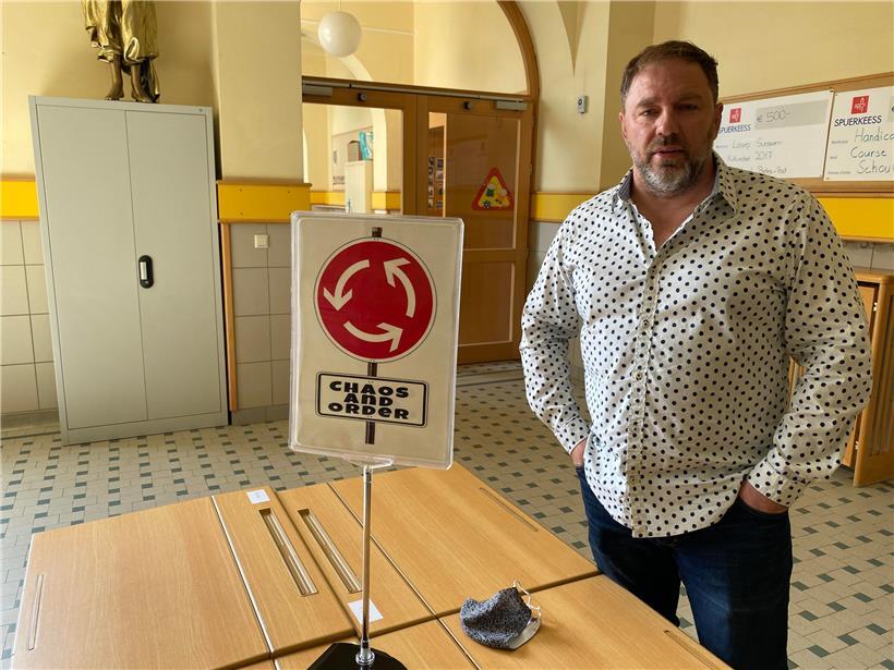 Lehrer und Schulpräsident Joël Wintersdorf im Kreisverkehr von Beles-Post
