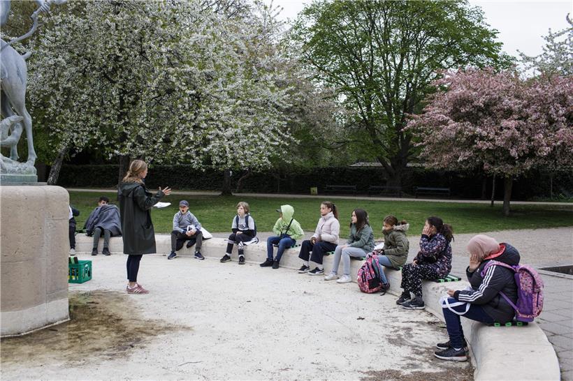 Lehrerin Marie Kaas-Larsen unterrichtet ihre Schüler in einem Kopenhagener Park – und erfüllt damit eine Vorgabe der dänischen Regierung
