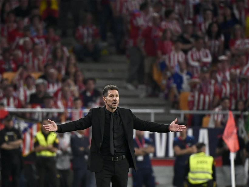 Diego Simeone zeigt leidenschaftliche Gestik als Fußballtrainer am Spielfeldrand, intensiver Ausdruck