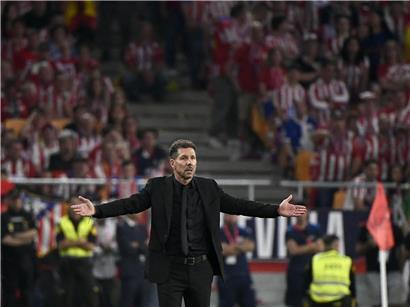 Diego Simeone zeigt leidenschaftliche Gestik als Fußballtrainer am Spielfeldrand, intensiver Ausdruck