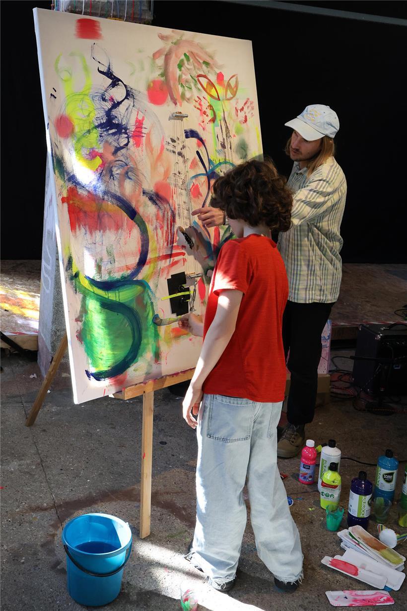 Leinwand als Klangkörper im „Sonic Canvas“-Projekt von Catherin Lorent, innovative Klangkunst und visuelle Installation