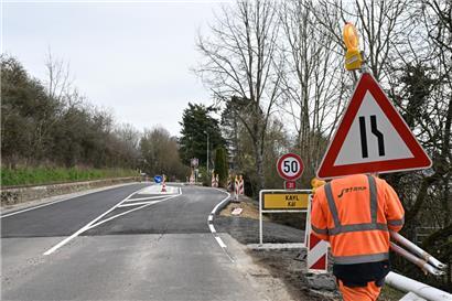 Leitplanken sind innerorts keine Pflicht, aus Sicherheitsgründen hat die Gemeinde allerdings in diesem besonderen Fall entschieden, nachzurüsten
