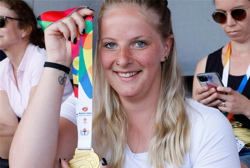 Lena Bidoli ließ ihre Goldmedaille nicht aus den Augen
