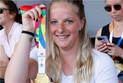 Lena Bidoli ließ ihre Goldmedaille nicht aus den Augen
