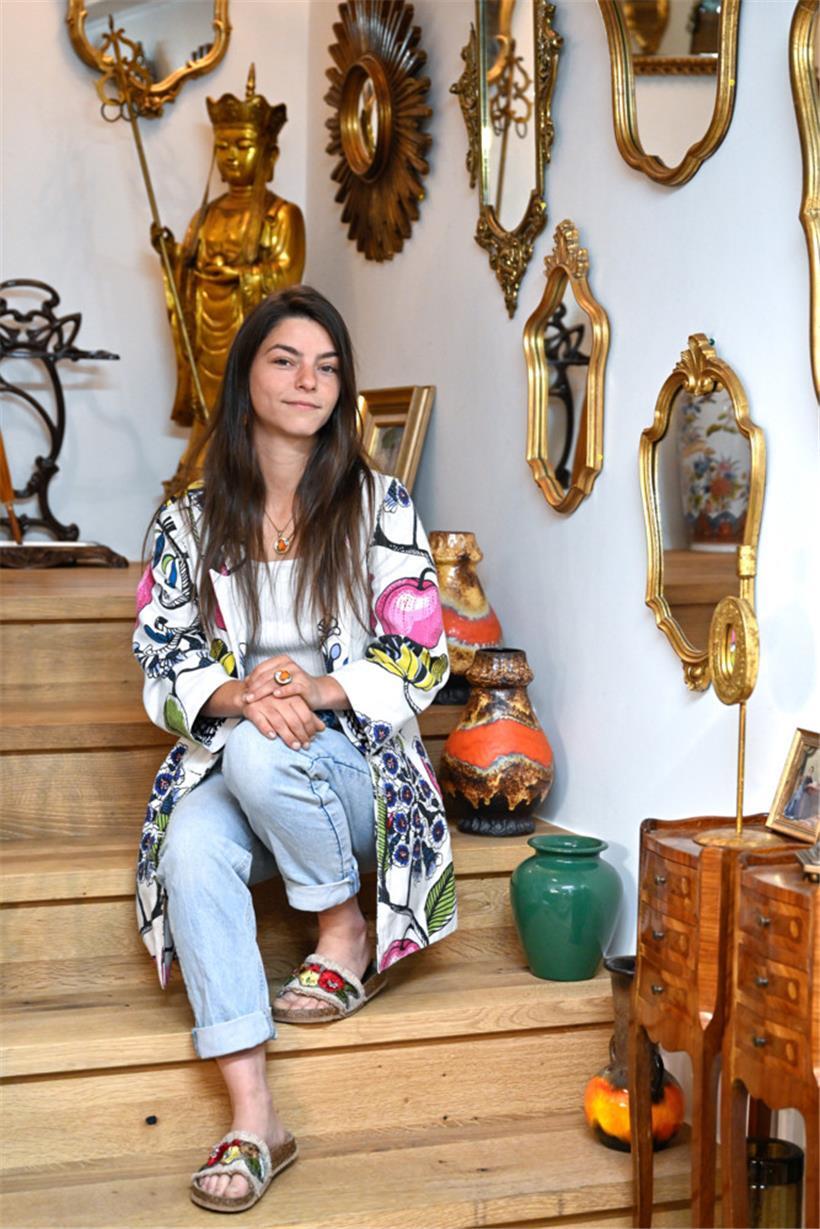 Léna setzt sich für das Upcycling von Gegenständen ein – ihre Weste wurde von einer Kollegin aus ehemaligen Gardinen gefertigt, ihr Schmuck aus beschädigten Keramik-Teilen
