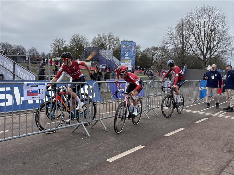 Lennox Papi wechselt beim Basketballspiel auf Spielerin Marie Schreiber auf dem Spielfeld