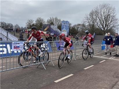 Lennox Papi wechselt beim Basketballspiel auf Spielerin Marie Schreiber auf dem Spielfeld