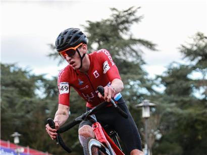 Lennox Papi fährt bei seiner ersten Espoirs-Weltmeisterschaft auf den 37. Platz im Ziel