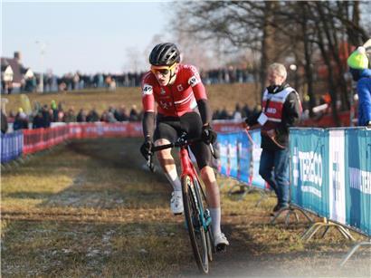 Lennox Papi stürzt am Sonntag in Hoogerheide bei Radrennen