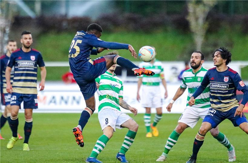 Lenny Almada (am Ball) und Diogo Pimentel (r.) wollen die „dicken Fische“ vermeiden
