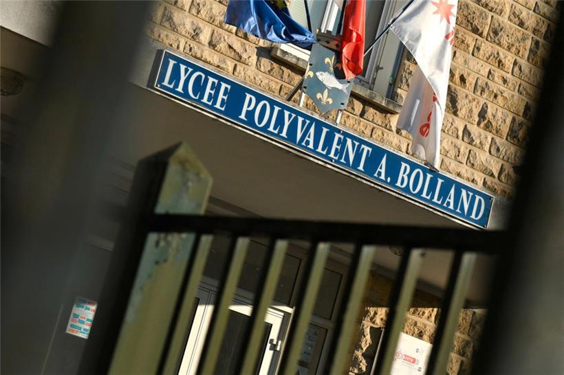 L’entrée du lycée Adrienne Bolland à Poissy où Nicolas a fréquenté ses classes 
