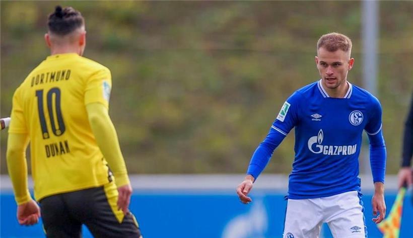Leo Scienza (r.) verlor zwar am vergangenen Wochenende das Derby gegen Borussia Dortmund II mit 1:5,  gehört aber bei der Schalker U23 zu den Entdeckungen der Saison.
