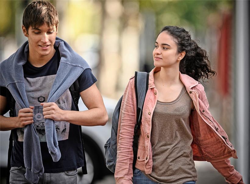 Léo (Teïlo Azaïs) et Nora (Sabrina Levoye) s’aiment malgré la rivalité féroce qui opposera leurs deux familles
