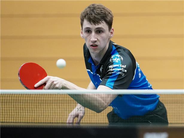 Leo Vekic und Howald treffen im Fußballspiel auf Lintgen auf dem Spielfeld