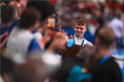 Léon Marchand ließ mit seiner Machtdemonstration am Sonntag 17.000 Fans jubeln
