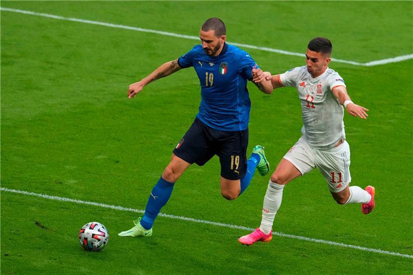 Leonardo Bonucci (l.) schien der Ordnerin während des gesamten Abends nicht sonderlich aufgefallen zu sein 
