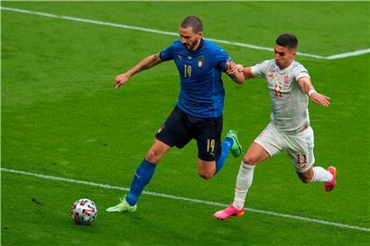 Leonardo Bonucci (l.) schien der Ordnerin während des gesamten Abends nicht sonderlich aufgefallen zu sein 
