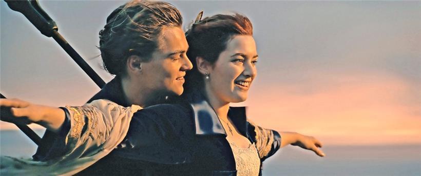Leonardo DiCaprio als Jack und Kate Winslet als Rose in einer Szene aus „Titanic“
