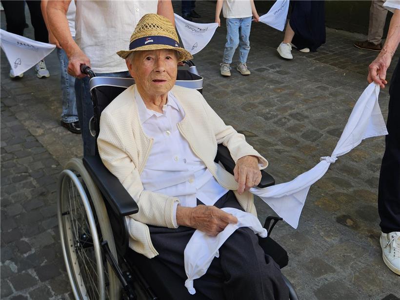 Springprozession wurde zur „Schwitzprozession“ Leonie Moris (95) steht neben ihrem Rollstuhl beim Besuch der historischen Krypta, zeigt Mobilität und Lebensfreude