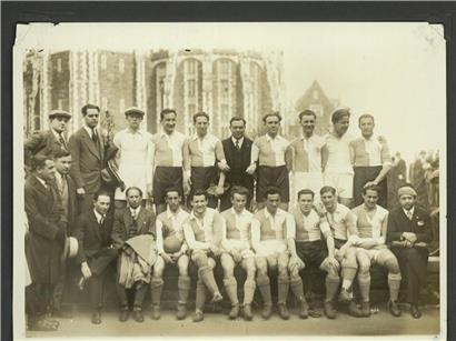Hakoah-Fußballteam 1926 auf Dach in Chicago mit Max Gold, Bela Guttmann und Max Häusler, historische Mannschaftsaufnahme