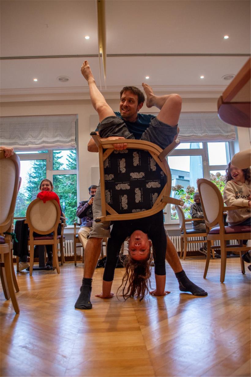 L’équipe se sert de ce qu’elle trouve – par exemple d’une chaise du restaurant
