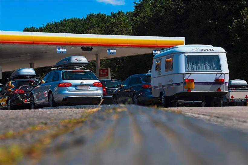 Les automobilistes qui se sont rués samedi sur l’Aire de Berchem étaient pour la plupart de bonne humeur
